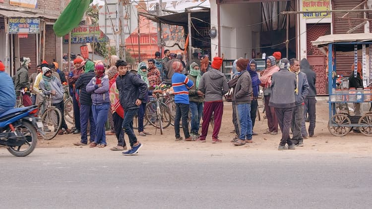 तापमान में लगातार गिरावट से ठंड में इजाफा, दिहाड़ी मजदूरों की बढ़ी है मुश्किलें