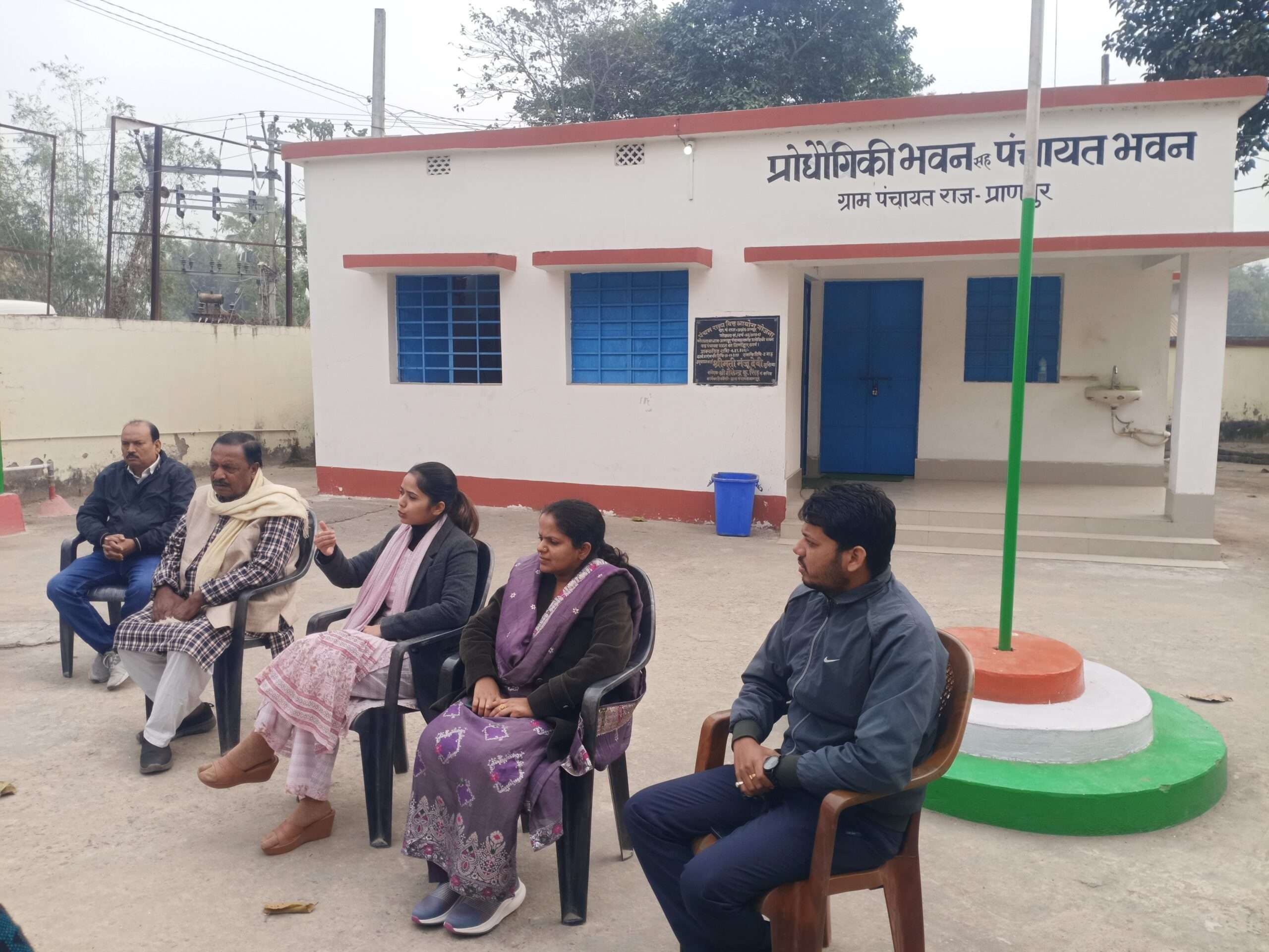 प्रशासन गांव की ओर कार्यक्रम में योजनाओं की दी जानकारी