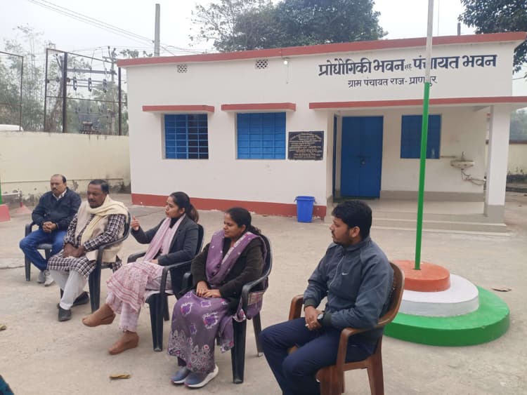 प्रशासन गांव की ओर कार्यक्रम में योजनाओं की दी जानकारी