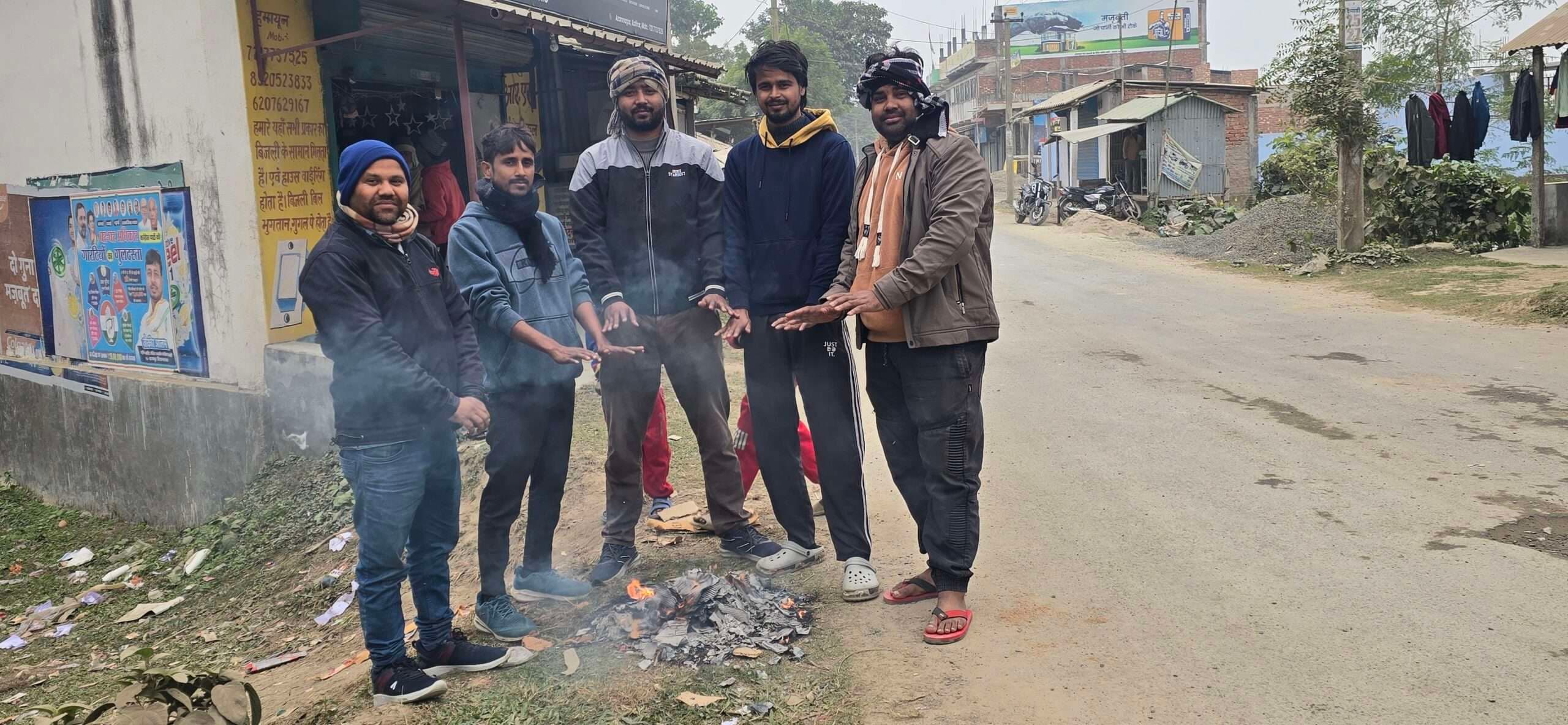 अचानक तापमान में गिरने से घरों में दुबके लोग