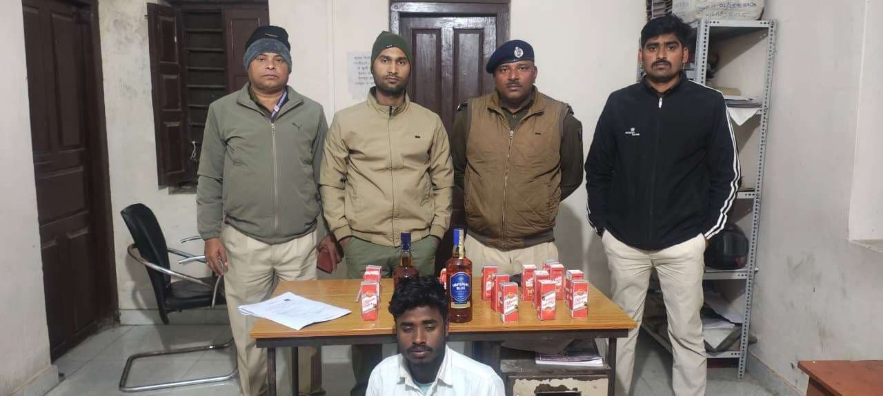 छापेमारी में महिला सहित पांच गिरफ्तार, 40 लीटर शराब बरामद