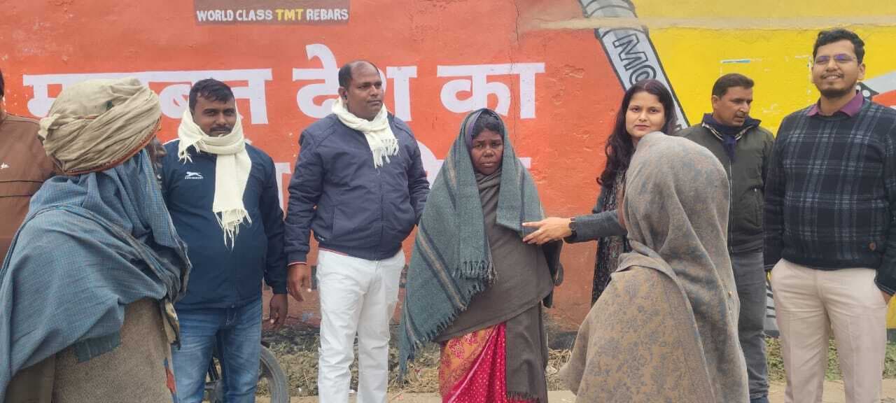 ठंड से बचाव के लिए जरूरतमंदों के बीच बीडीओ ने बांटे कंबल