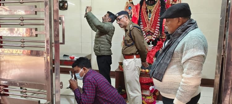 काली मंदिर में चोरी, फॉरेंसिक टीम को मिला 16 एमएम का रॉड