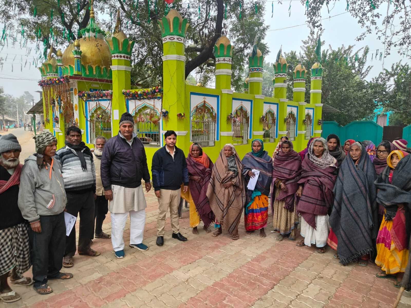 जरूरतमंदों के बीच कंबल का किया गया वितरण