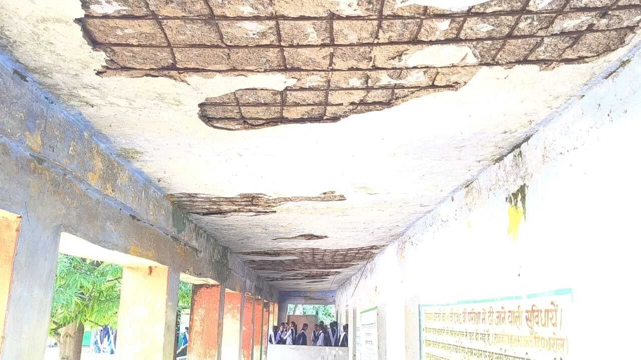 पाथरोल प्लस टू विद्यालय में एक ही कमरे में दो-दो कक्षाएं हो रही संचालित