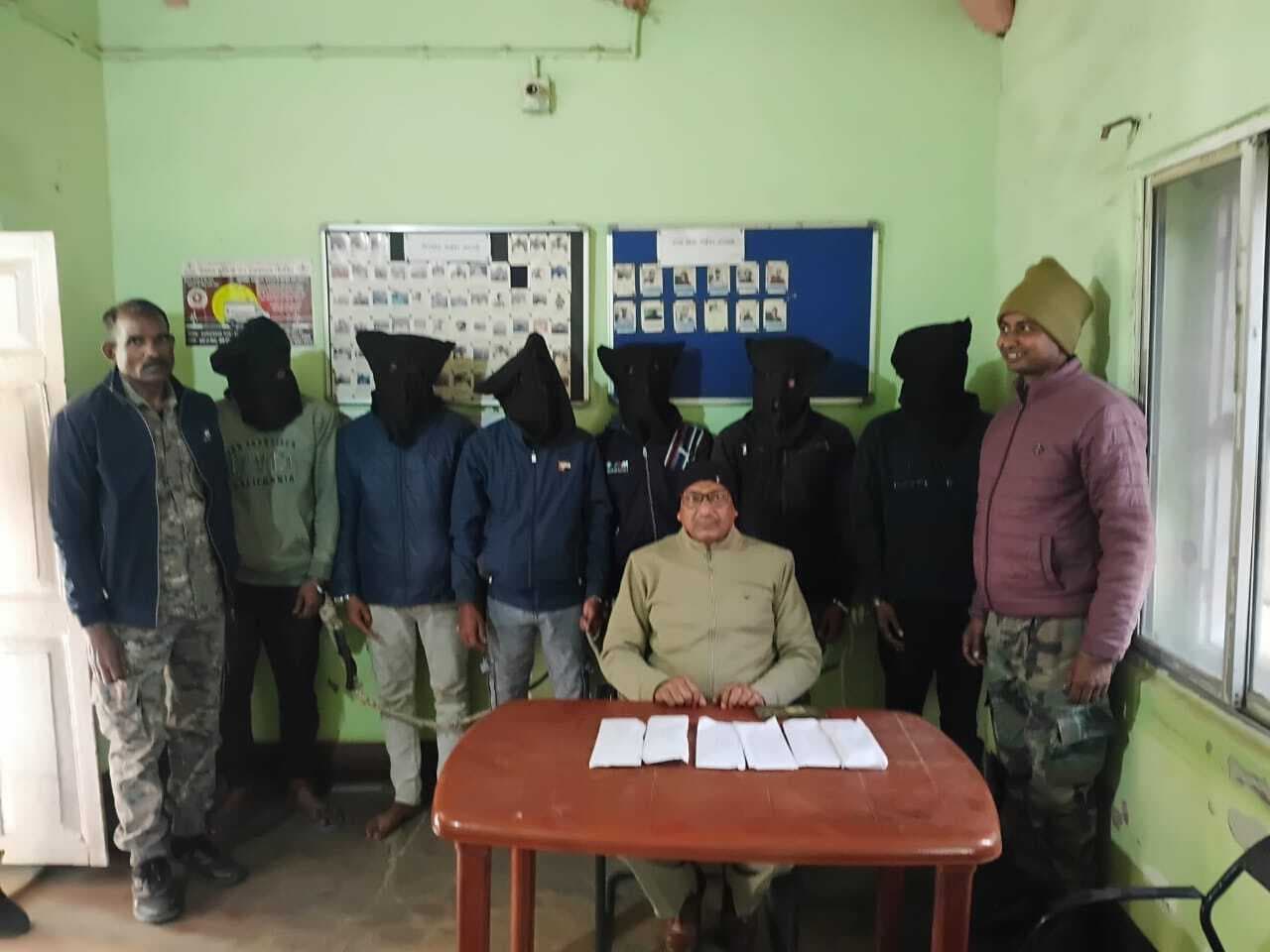 Deoghar News : अधिकारी बनकर साइबर ठगी करने वाले छह आरोपित गिरफ्तार