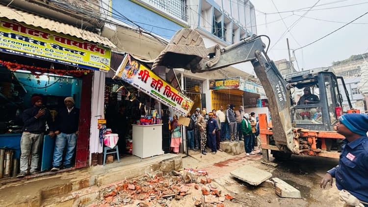 कवैया रोड में चला अतिक्रमण के खिलाफ बुलडोजर