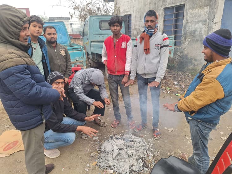 तेज हवा ने बढ़ायी ठंड, लोग घरों में दुबकने को मजबूर