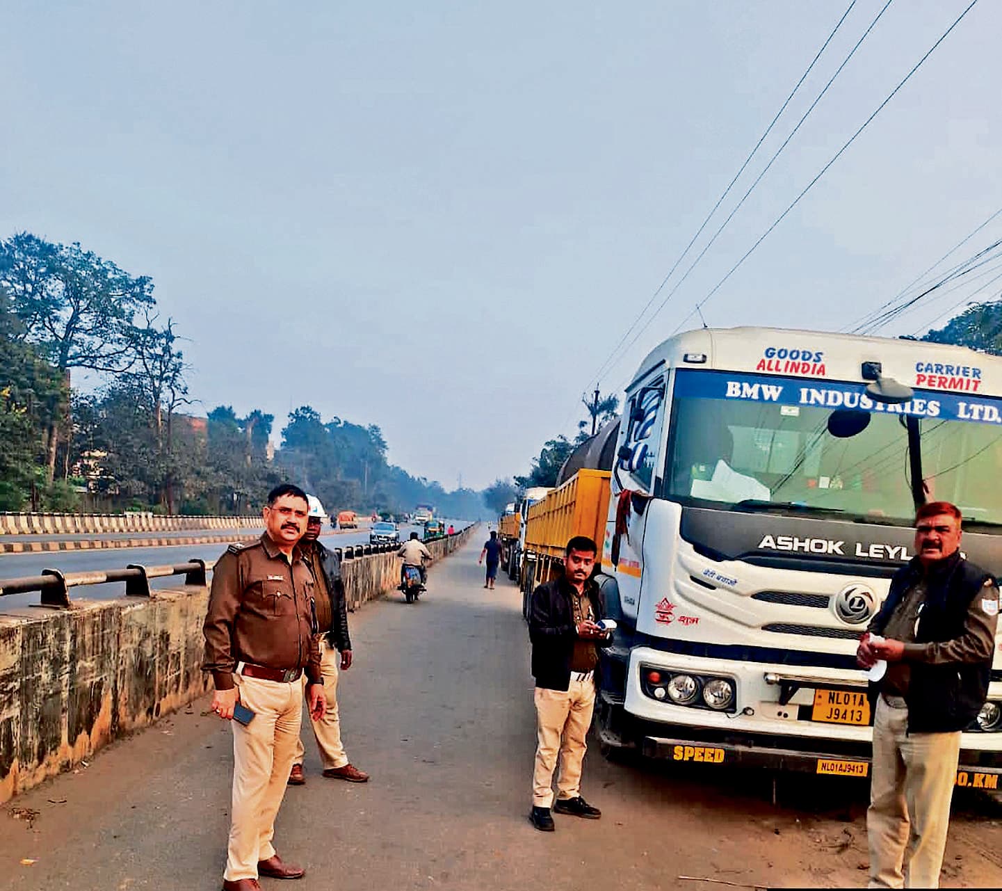 Seraikela Kharsawan News : सड़कों पर अवैध पार्किंग करने वाले 125 वाहनों से ~2.78 लाख का जुर्माना वसूले