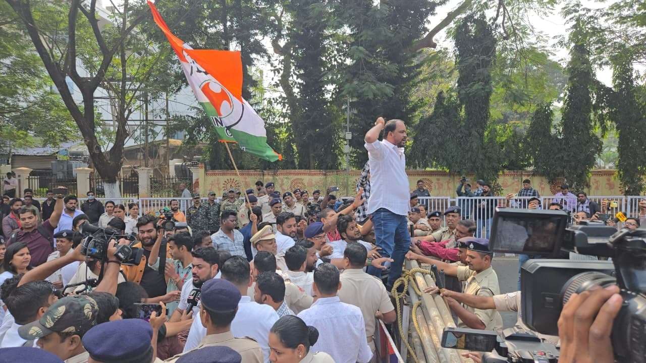 Bhubaneswar News: यूथ कांग्रेस कार्यकर्ताओं ने मुख्यमंत्री आवास घेराने की कोशिश की, पुलिसकर्मियों पर फेंके अंडे