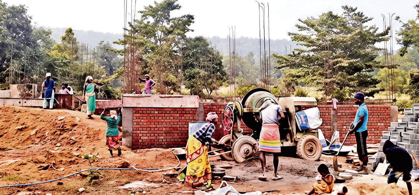 East Singhbhum News : करोड़ों की योजना स्थल पर सूचना बोर्ड नहीं, ग्रामीण व जनप्रतिनिधि अनभिज्ञ