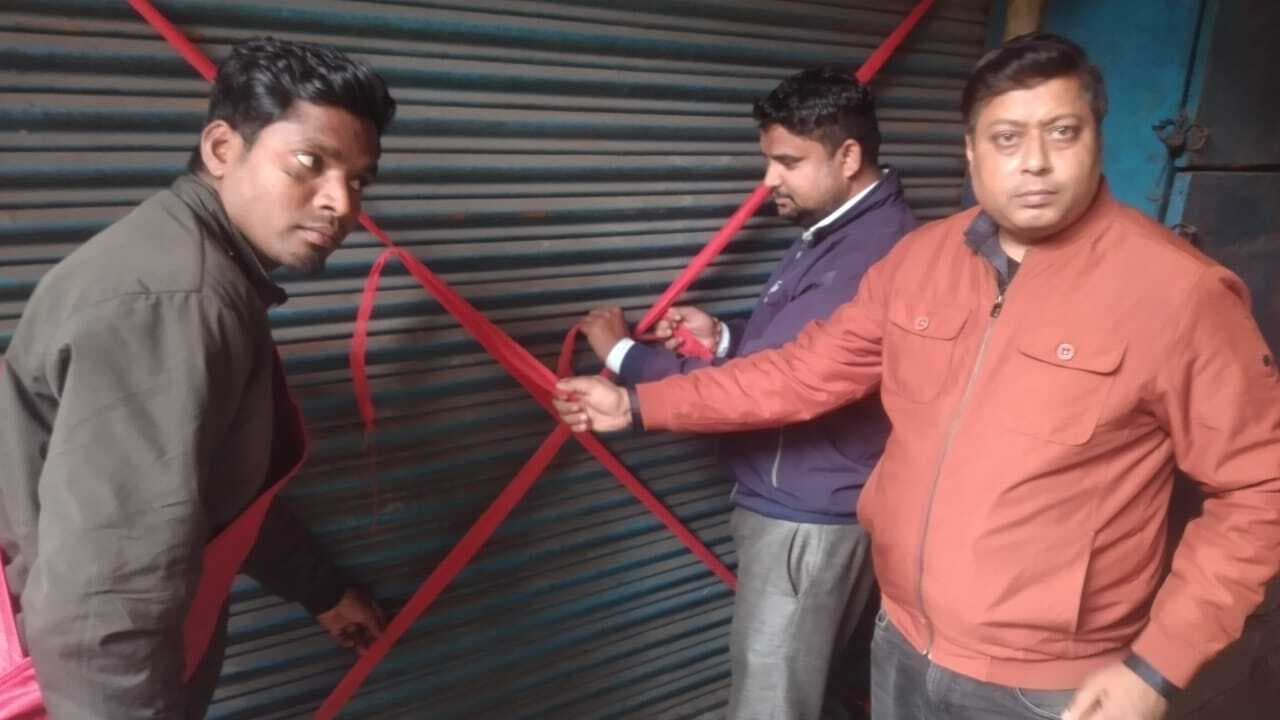 Jamshedpur News : जुगसलाई : कोर्ट के आदेश पर खाली करायी गयी दुकान