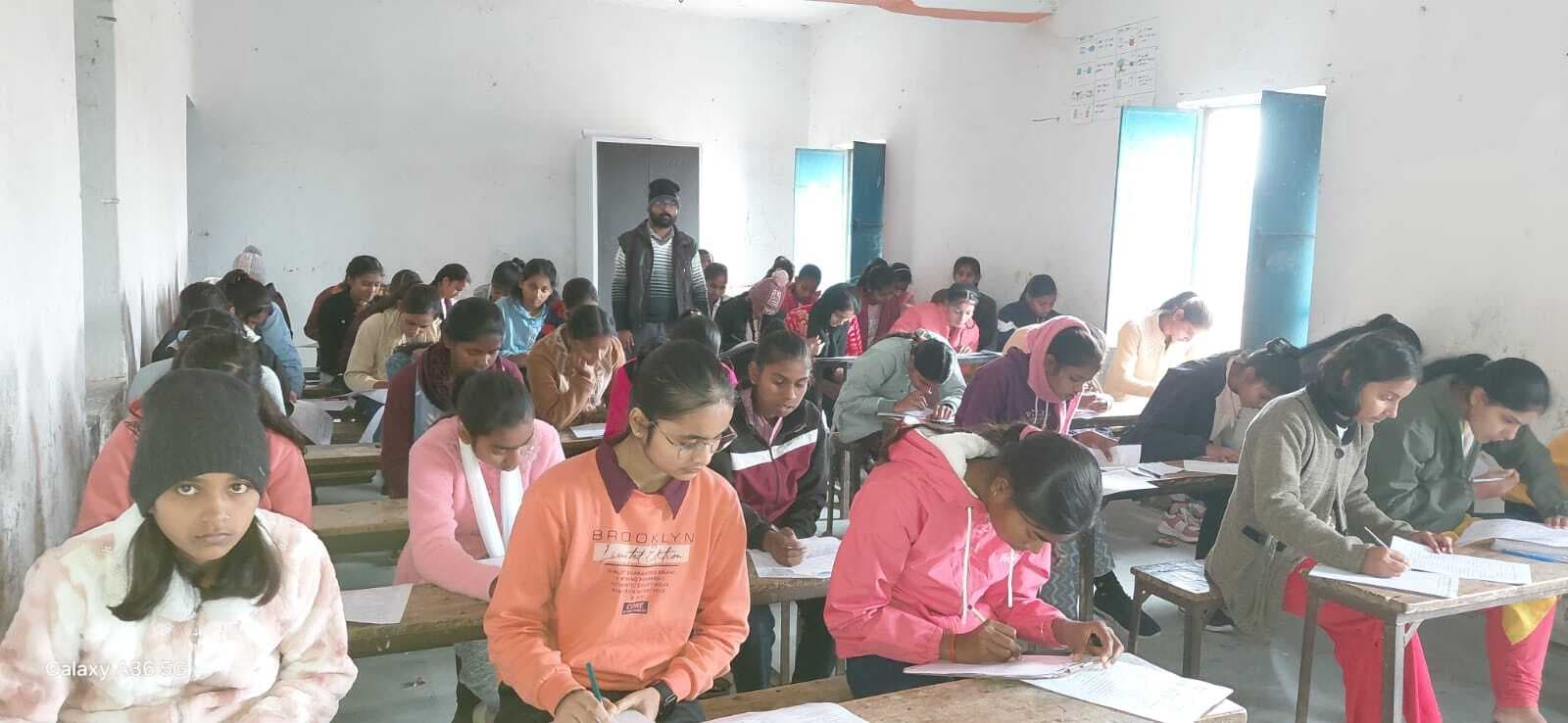 परसथुआं में सावित्रीबाई फुले प्रतिभा प्रतियोगिता परीक्षा आयोजित