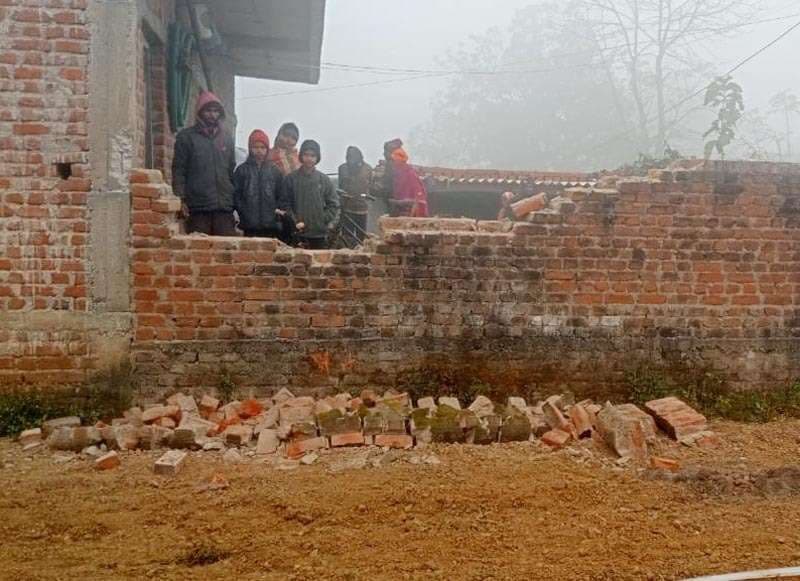 चहारीदीवारी तोड़ी व फसल को किया बर्बाद