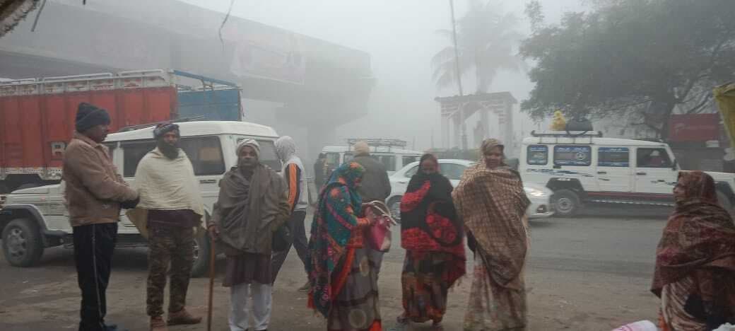 चौक-चौराहों पर अलाव नहीं जलने से राहगीरों को हो रही परेशानी