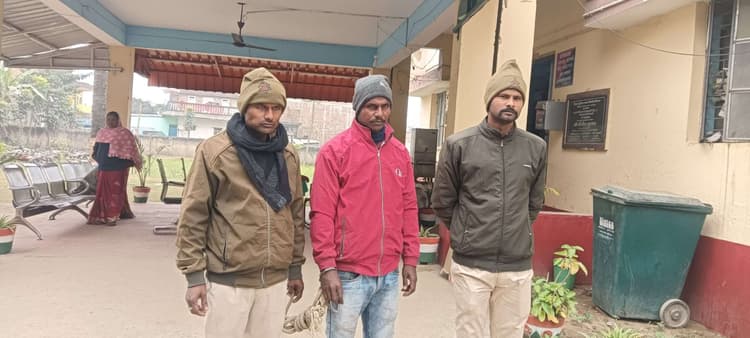 10 लीटर देसी महुआ शराब के साथ तस्कर गिरफ्तार