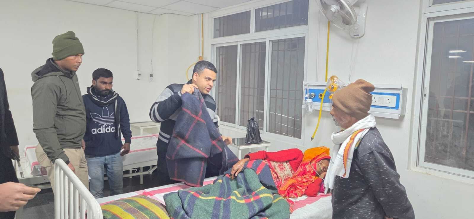 बढ़ती ठंड और शीतलहर के प्रकोप जिला प्रशासन ने राहत कार्यों को तेज, गर्म कपड़े और कंबल का वितरण