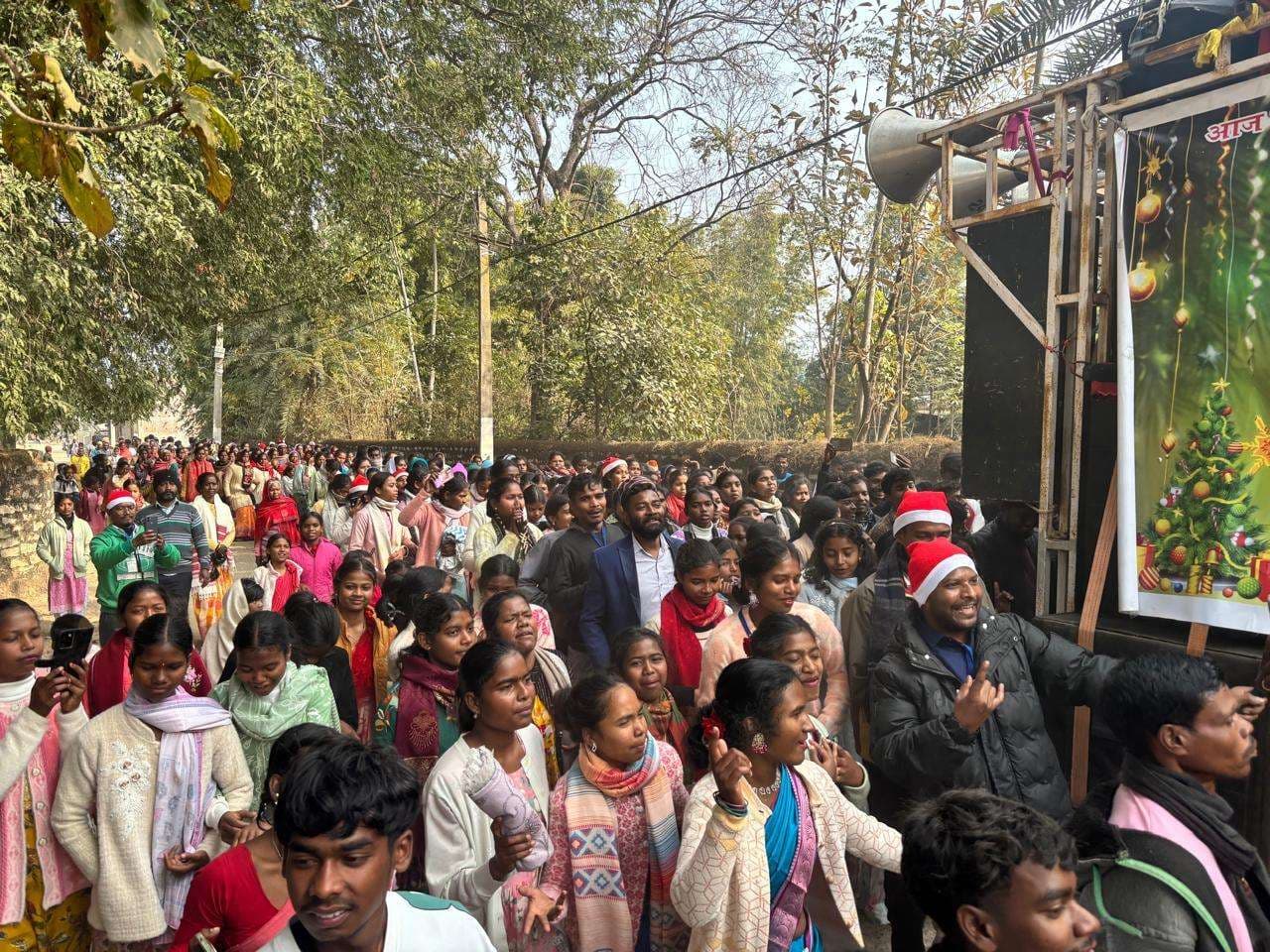 क्रिसमस मिलन समारोह में जुटे मसीही