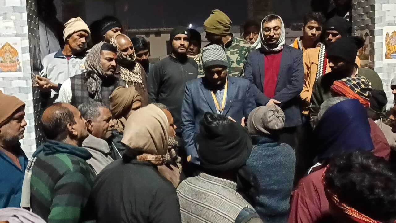 डीएम ने किसानों से की बात, जलजमाव के स्थायी समाधान का भरोसा