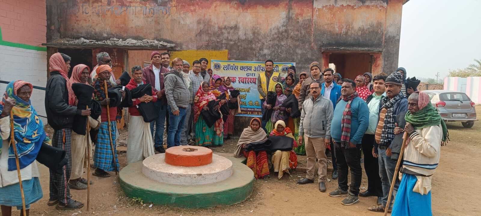 लायंस क्लब ने स्वास्थ्य जांच के साथ-साथ जरूरतमंदों को बांटा कंबल
