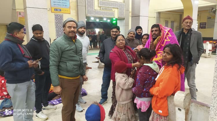 जरूरतमंदों के बीच कंबल का वितरण