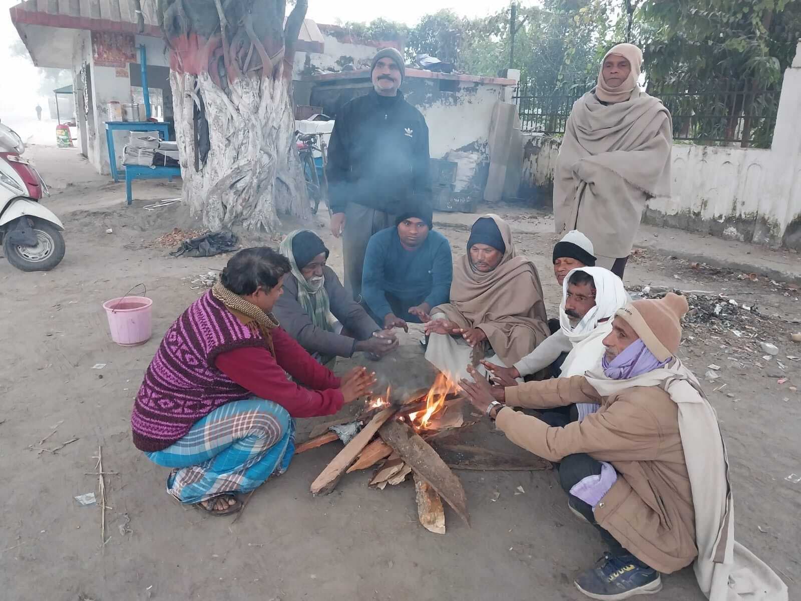 शीतलहर को लेकर प्रशासन ने की अलाव की व्यवस्था