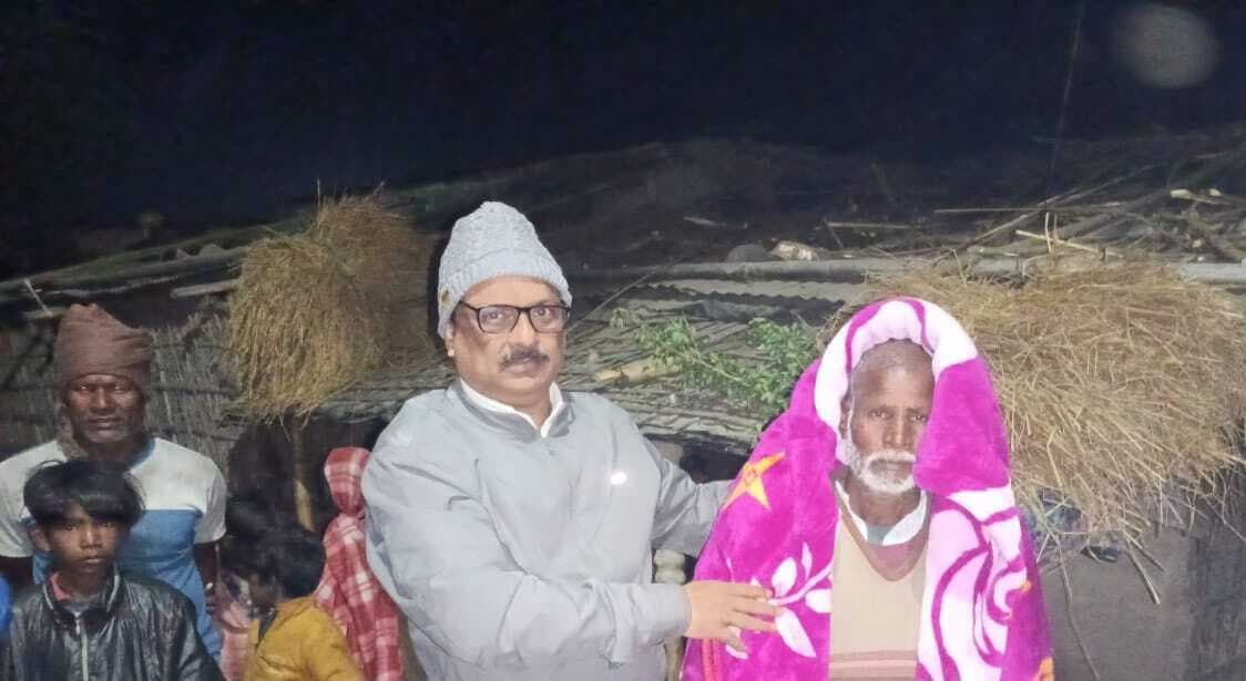 बीडीओ ने किया कंबल का वितरण