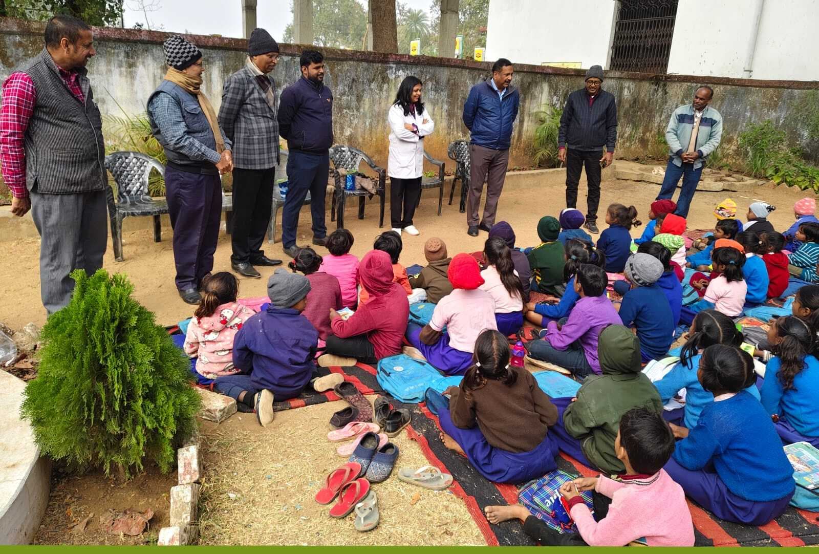 मेडिकल कैंप में स्कूली बच्चों के दांतों की हुई जांच