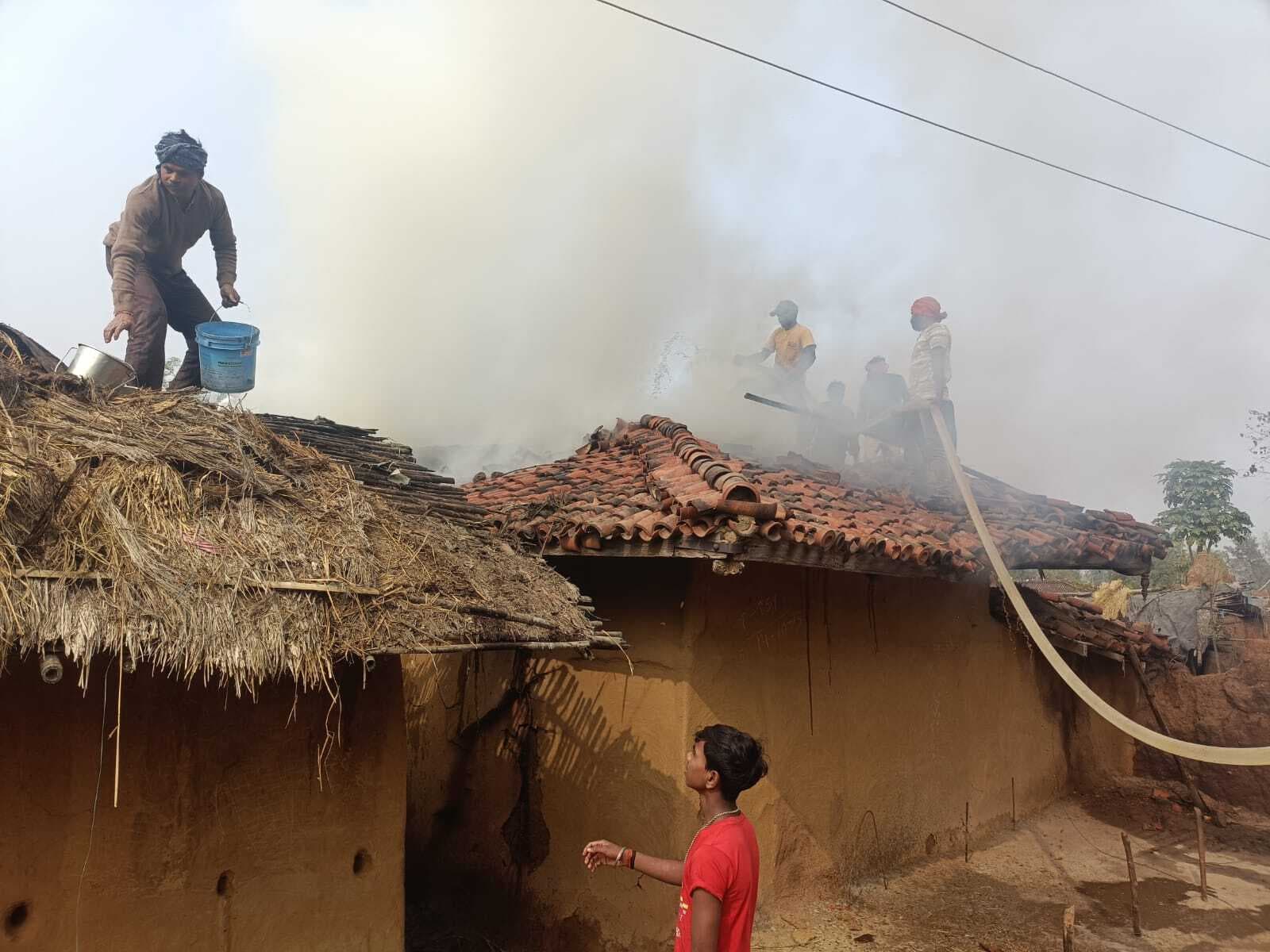 Deoghar News : दो घरों में लगी आग, ढाई लाख की संपत्ति जलकर खाक