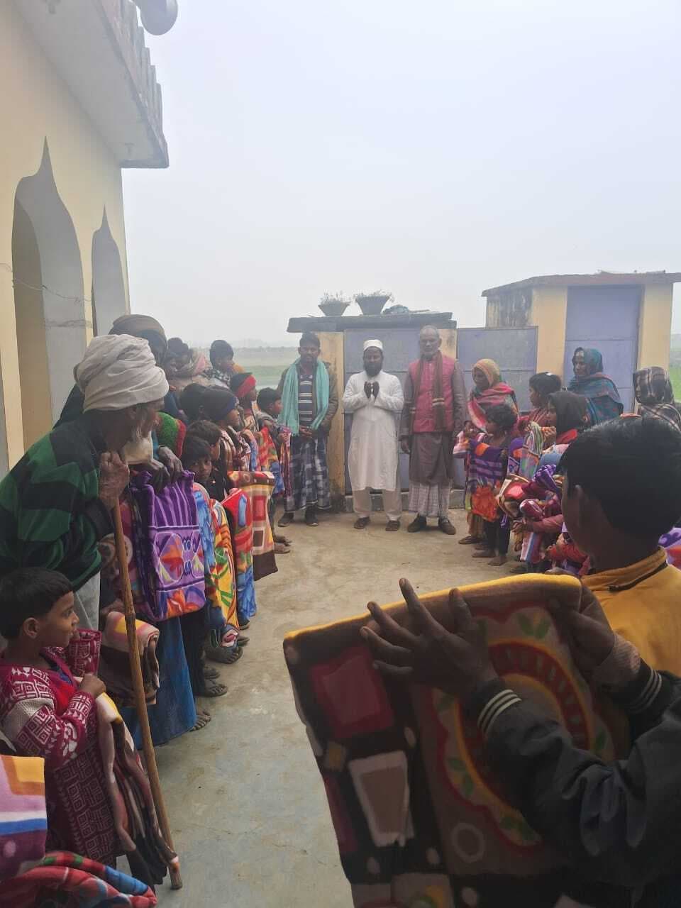 ठंड पर जामा मस्जिद कमेटी ने 60 गरीबों के बीच कंबल बांटा