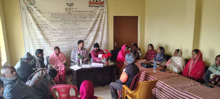 शिविर लगाकर लोगों को दी जा रही सरकारी योजनाओं की जानकारी