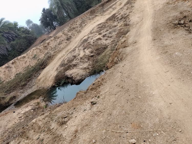 ग्रामीणों ने की जर्जर सड़क बनवाने की मांग