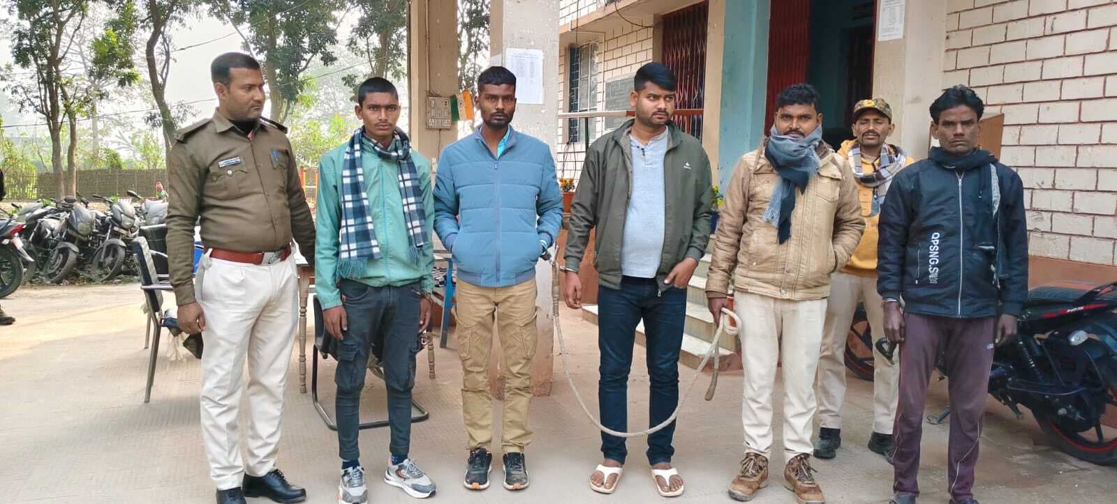 छुट्टी पर आये चालक ने बनाया नकली पुलिस टीम, एक फरार, तीन गिरफ्तार