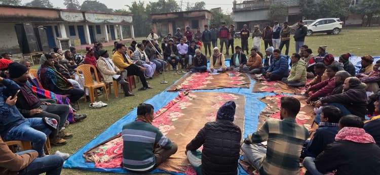 विगत 43 वर्षों से वित्तरहित शिक्षक कर रहे हैं अनुदान पर काम