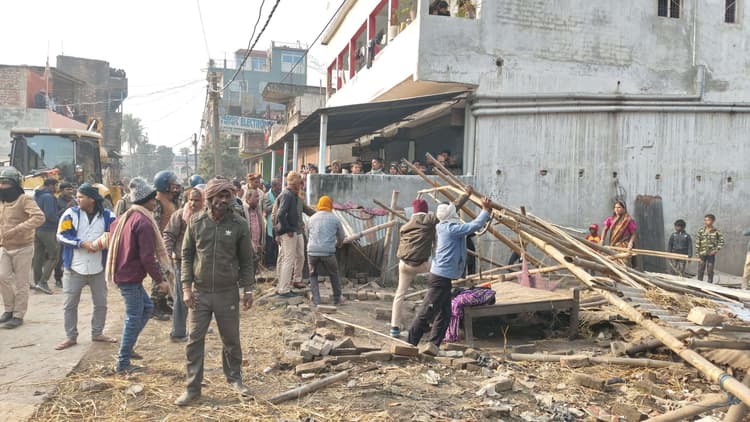 अतिक्रमण खाली कराने गये प्रशासन पर अतिक्रमणकारियों ने किया हमला, आधा अधूरा संरचना हटा लौटी प्रशासन