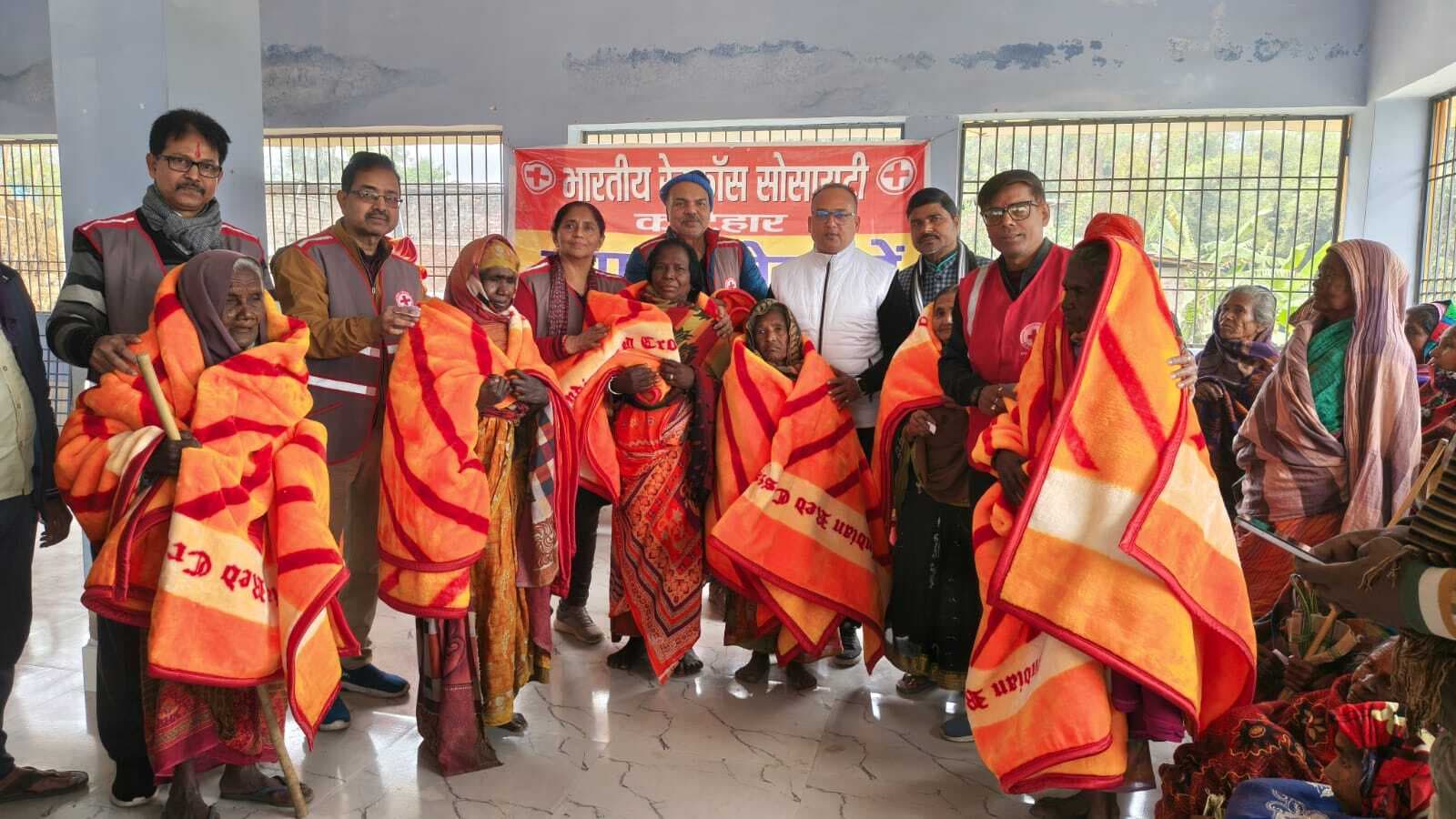 रेडक्रांस सोसाइटी ने 60 लोगों में बांटे कंबल