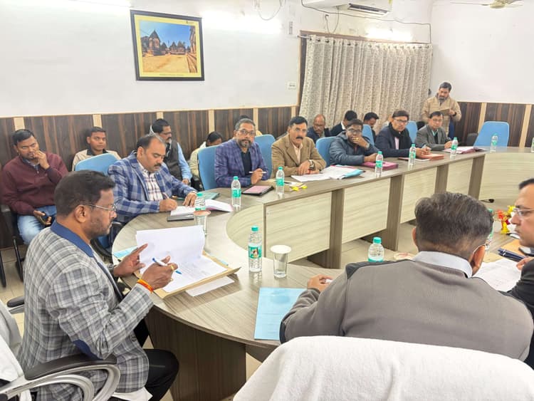 स्वीकृत योजनाओं को समय पर गुणवत्ता के साथ कार्य पूरा करायें: सभापति