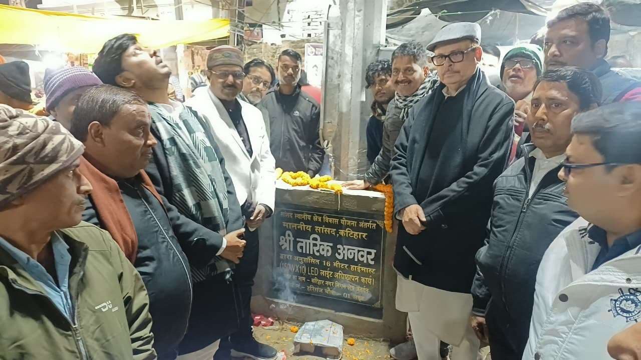 शहर के हरिगंज चौक पर हाई मास्ट लाइट का सांसद ने किया लोकार्पण