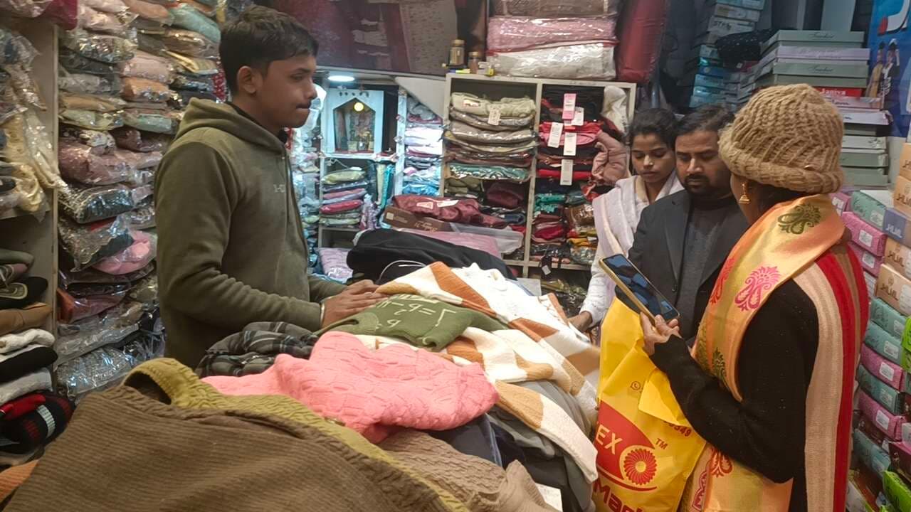 पछुआ हवा का कहर, धूप न निकलने से बढ़ी ठंड,गर्म कपड़ों की बढ़ी मांग