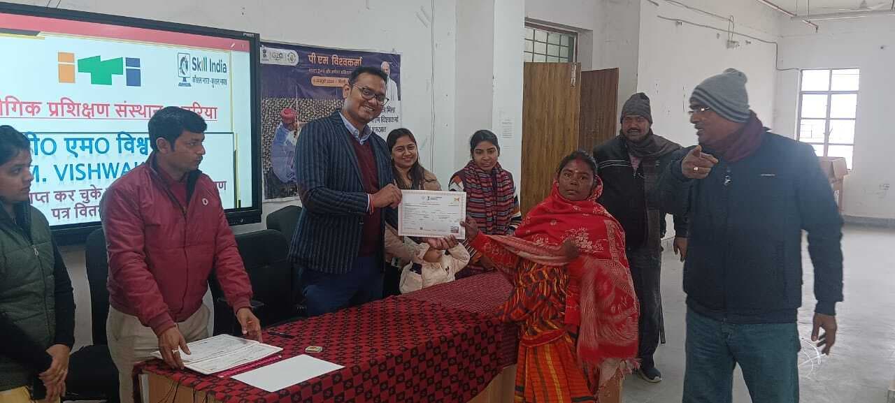 आइटीआइ में 74 कामगारों को दिया प्रमाण पत्र