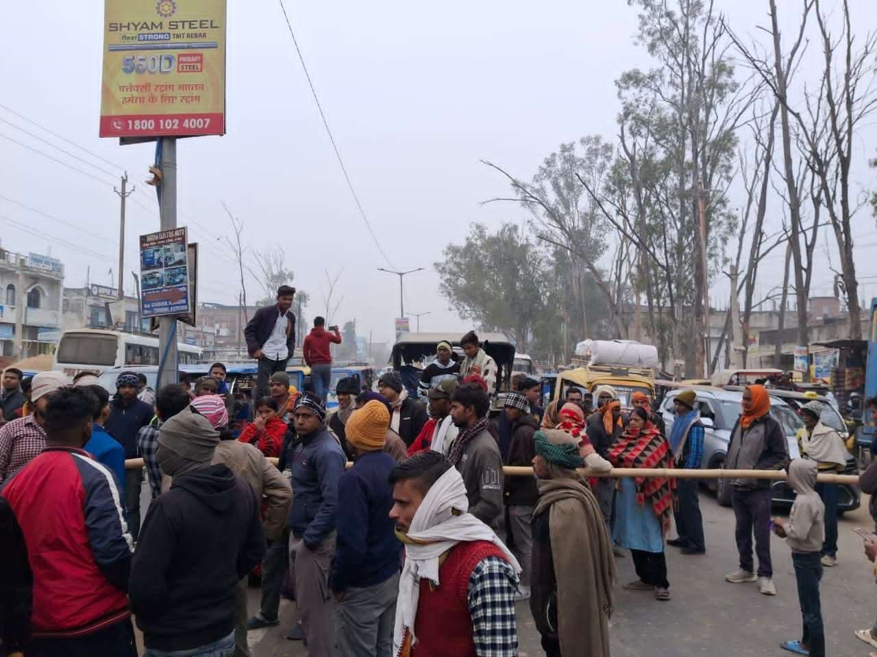 जलजमाव से त्रस्त लोगों का फूटा गुस्सा, सड़क जामकर किया प्रदर्शन