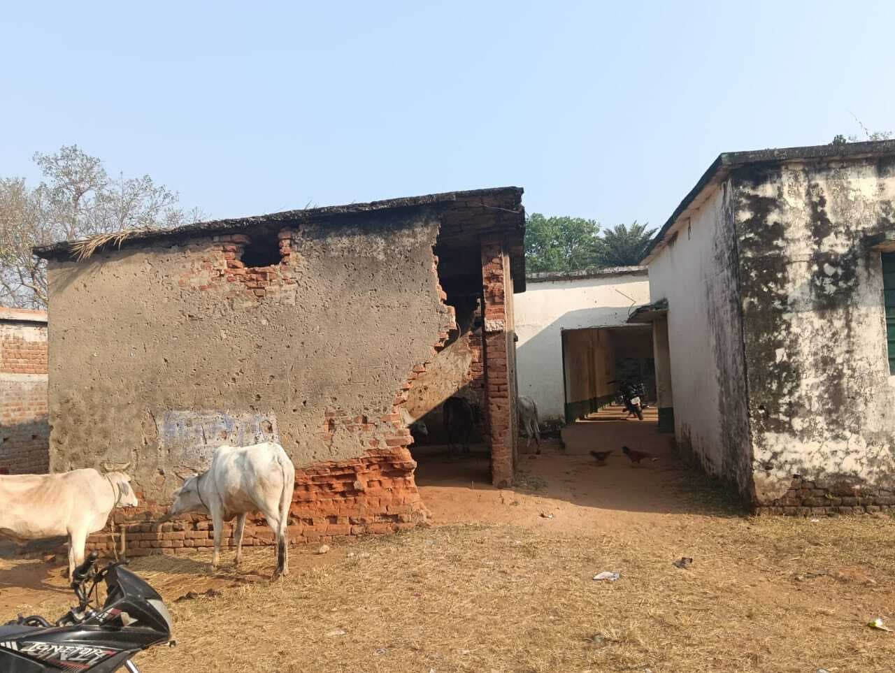 स्कूल का जर्जर पुराना भवन खतरे को दे रहा आमंत्रण