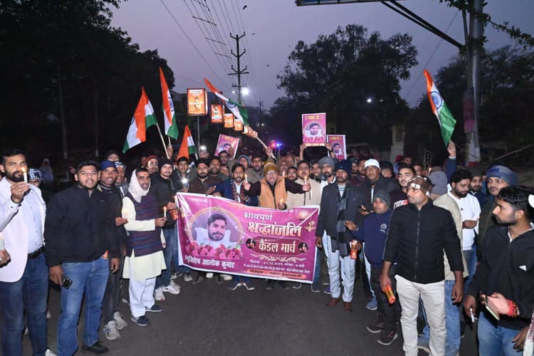 Deoghar News : आलोक को इंसाफ दिलाने सड़क पर उतरे देवघरवासी, निकाला कैंडल मार्च