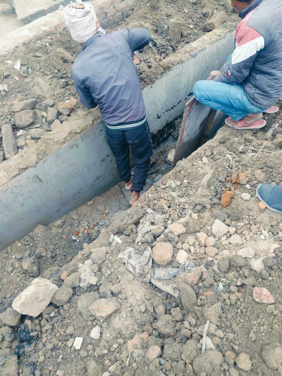 मानक के अनुरूप नहीं हो रहा है नाला का निर्माण कार्य, स्थानीय लोगों ने जताया विरोध