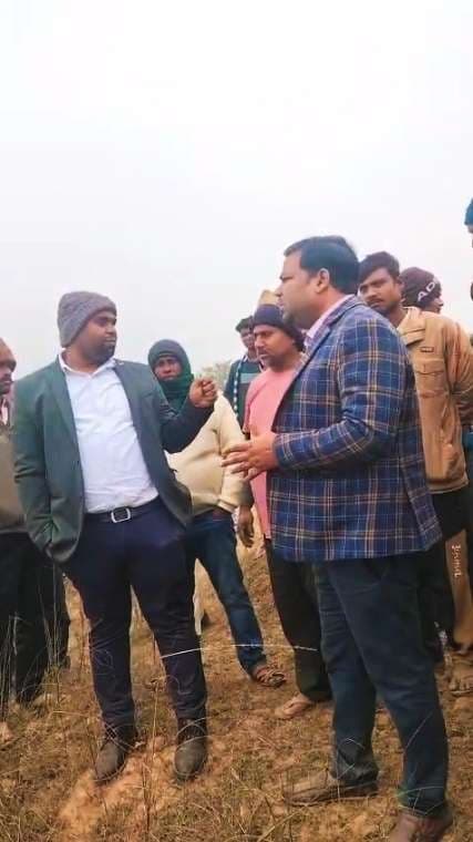 मौरा बालू घाट पर जांच को पहुंचे पदाधिकारी,  किसानों से की बात