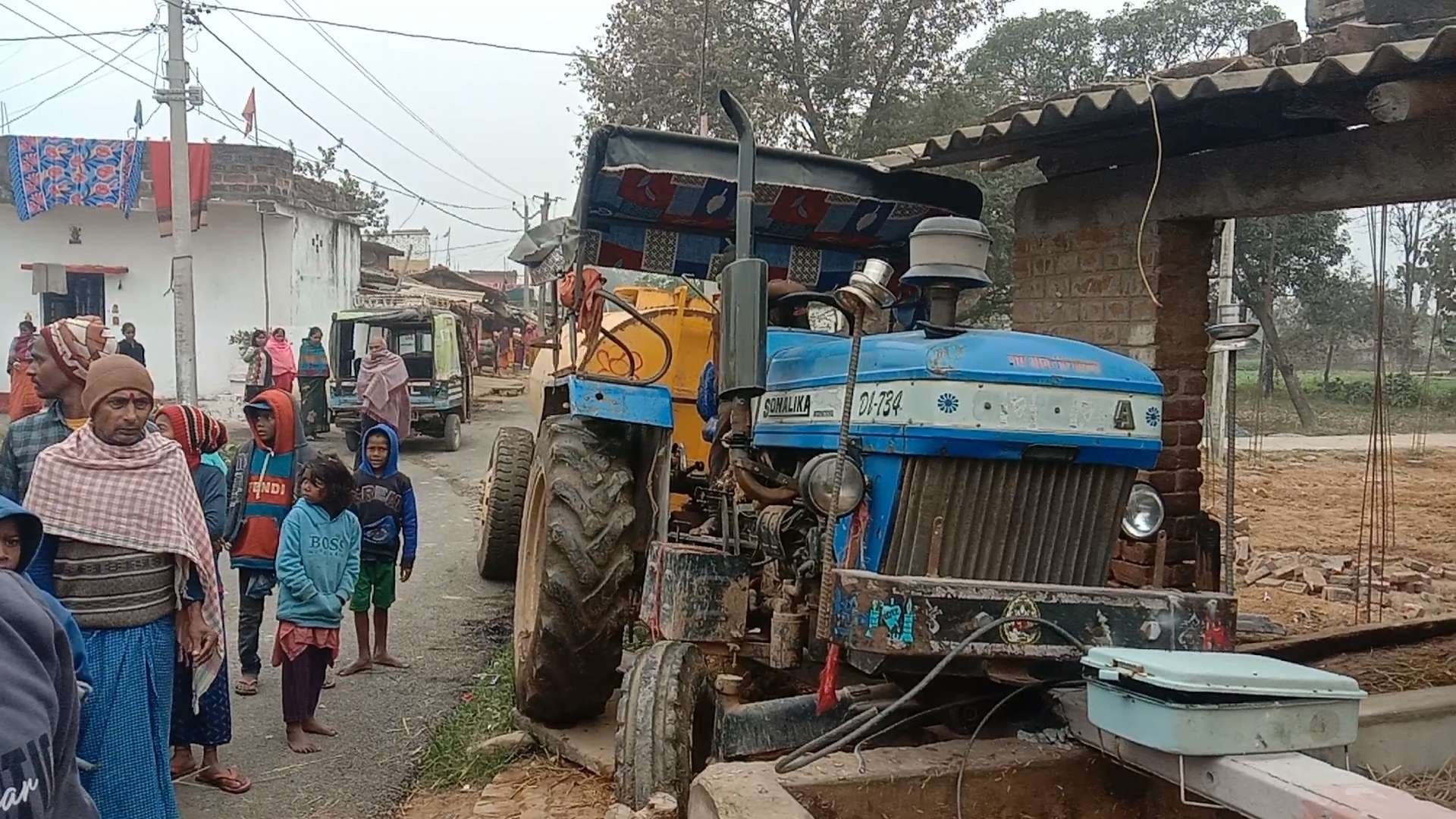 नशे में ट्रैक्टर चालक ने बिजली पोल व नाद में मारी टक्कर, टला बड़ा हादसा