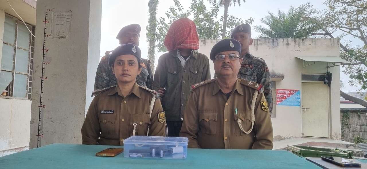 Madhubani News : नाबालिग छात्रा का पीछा करने वाला युवक हथियार सहित धराया