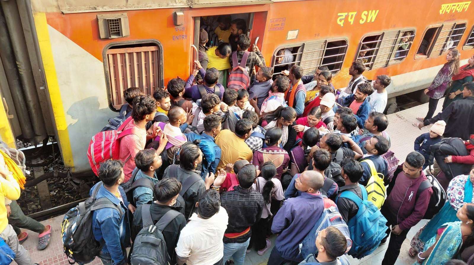 10 घंटे अनिश्चित विलंब से चलकर पहुंची राजधानी एक्सप्रेस, यात्री रहे परेशान