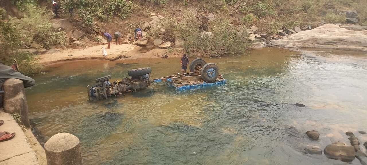 Giridih News :चिरकिया नदी में बालू लोड ट्रैक्टर पलटा, चालक गंभीर