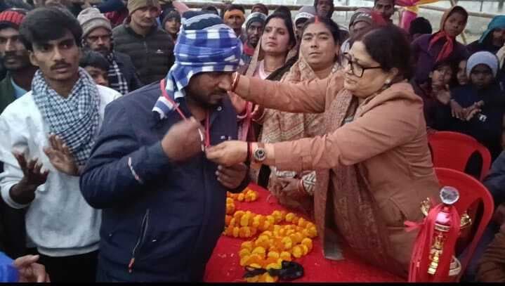 फाईनल मुकाबले में पीरनगरा ने बेला नोबाद को 8 विकेट से हराकर खिताबी शील्ड पर जमाया कब्जा